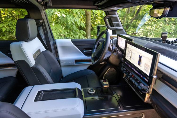 À l’instar d’autres véhicules électriques, le Hummer EV est également équipé d’un cockpit numérique avec d’énormes écrans.