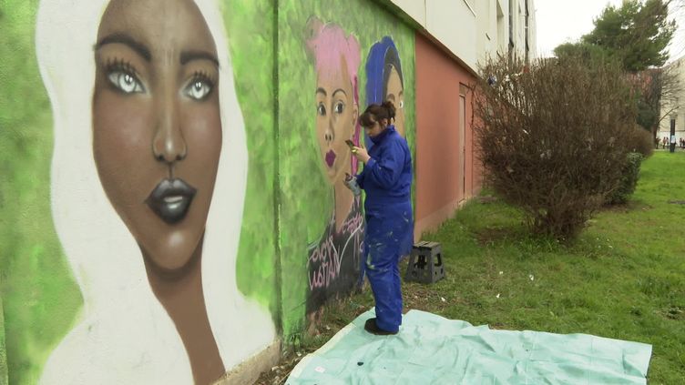 La street artiste Alizée Austin a réalisé des portraits de femmes inspirés de ses rencontres avec les habitantes du quartier. (France 3 Languedoc-Roussillon : S. Taponier / V. Banabera / B. Richard / P. Sportiche)